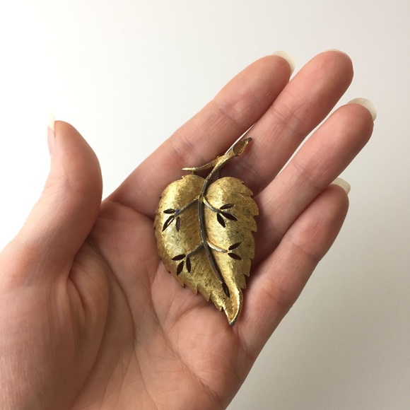 Vintage BSK Gold Tone Leaf Brooch - Picture 3 of 8